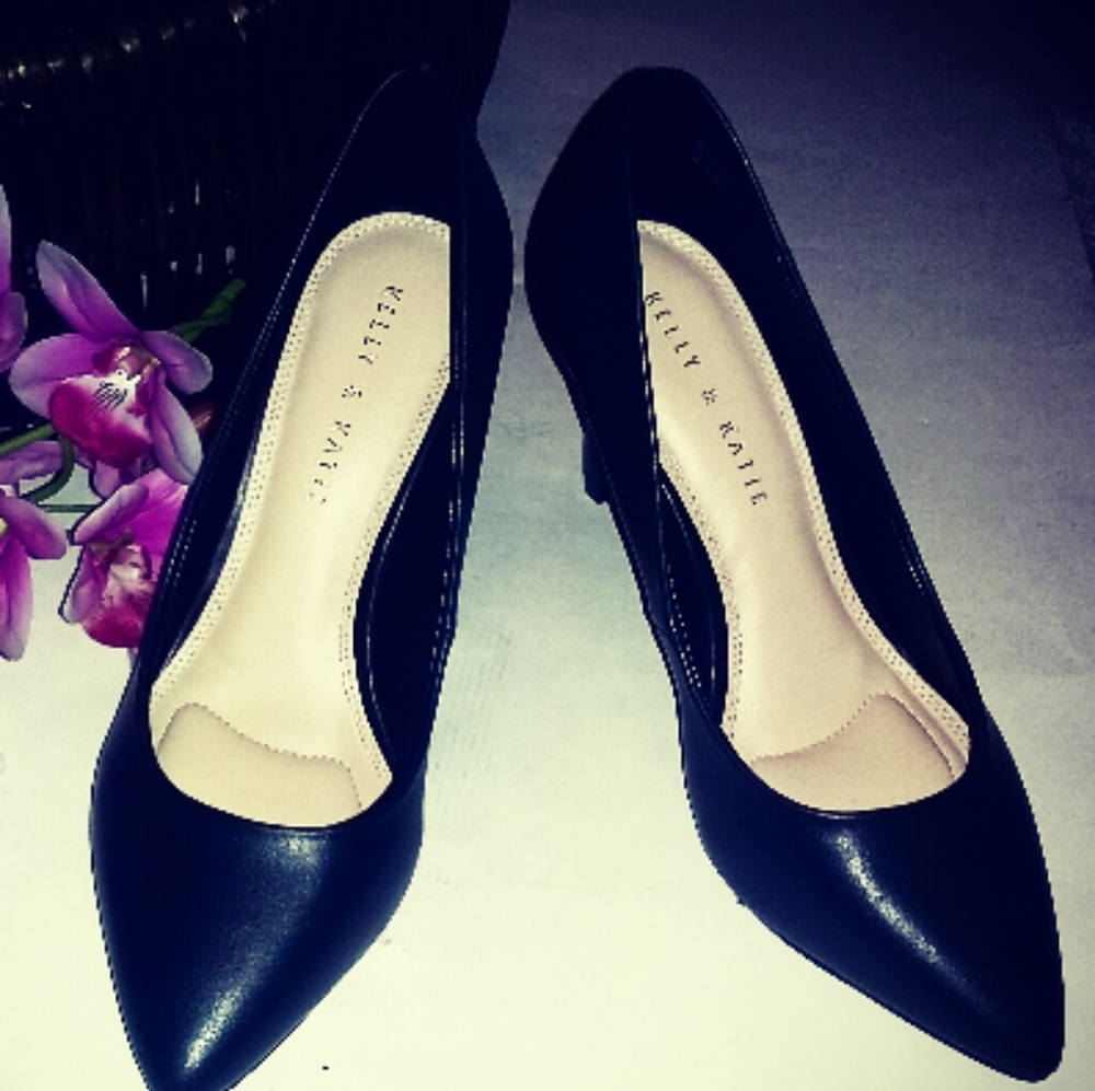 KELLY & Katie NWOT  heels darkest blue size 9